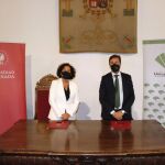 Acto de firma del convenio por el director de área de Granada de Unicaja Banco, Manuel Conde, y la rectora de la Universidad de Granada, Pilar Aranda