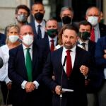 El líder de Vox, Santiago Abascal junto al Grupo Vox en el Congreso