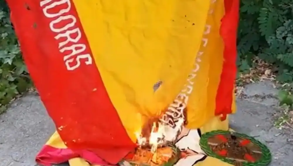 Quema de una bandera y símbolos del Tercio de Requetés de Montserrat el pasado verano