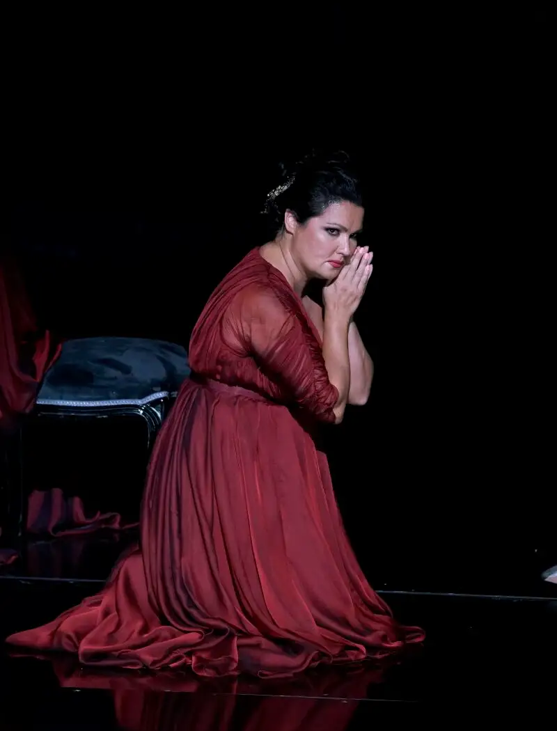 La soprano rusoaustrica Anna Yúrievna Netrebko durante su interpretación en la opera &quot;Tosca&quot; de Giacomo Puccini