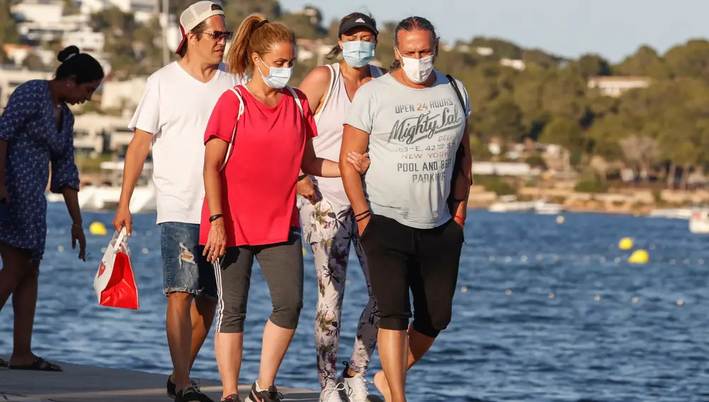 Shaila Dúrcal y su hermana Carmen Morales, con sus respectivos maridos, Dorio Ferreira y Luis Guerra en Ibiza