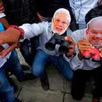 Tener acceso a nuestro teléfono supone acceder a nuestros documentos y demás, pero también permite convertir nuestro teléfono en un dispositivo de escucha y grabación permanente. EFE