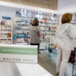 Una caja con test de antígenos contra la COVID-19 en una farmacia en Valencia