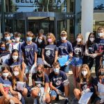 Parte del grupo de menores, posan con sus dos monitores en la puerta del Hotel Bellavista, antes de emprender el viaje de vuelta a España