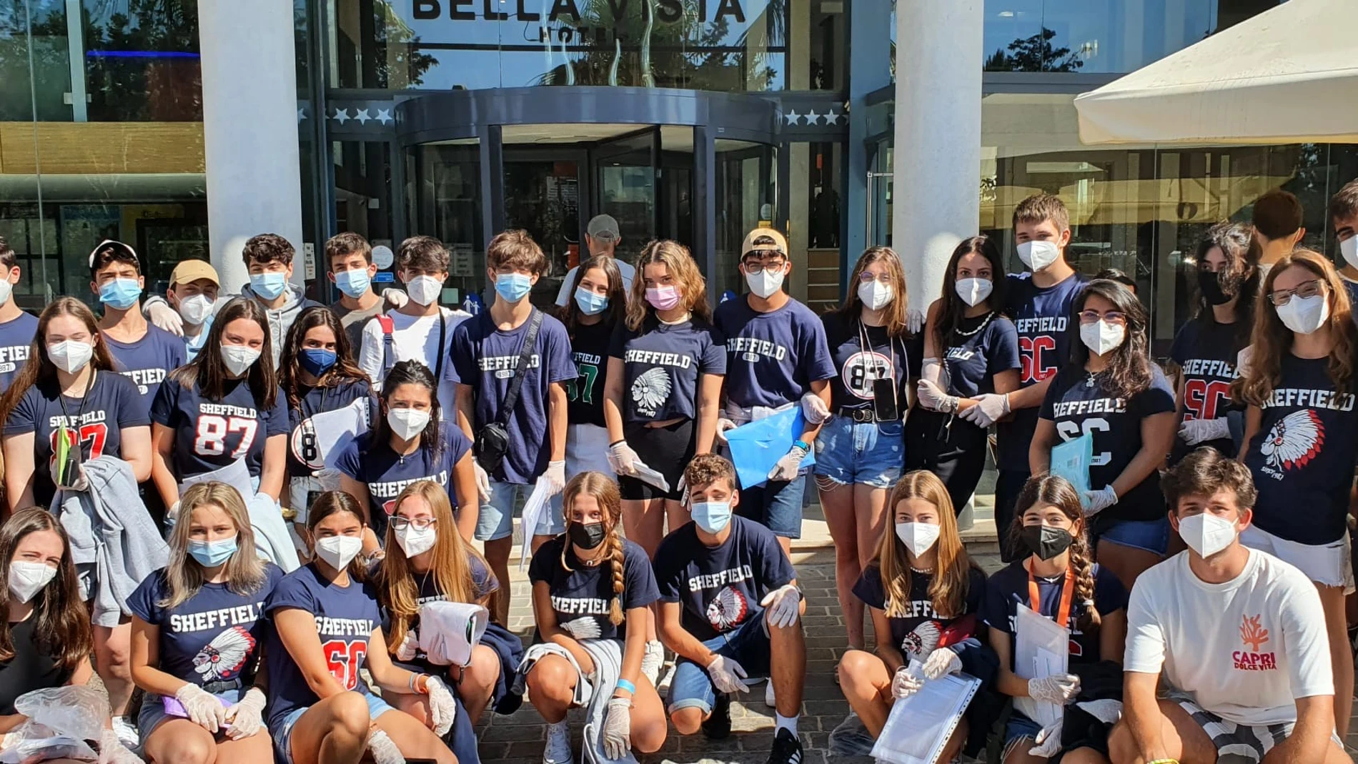 Parte del grupo de menores, posan con sus dos monitores en la puerta del Hotel Bellavista, antes de emprender el viaje de vuelta a España
