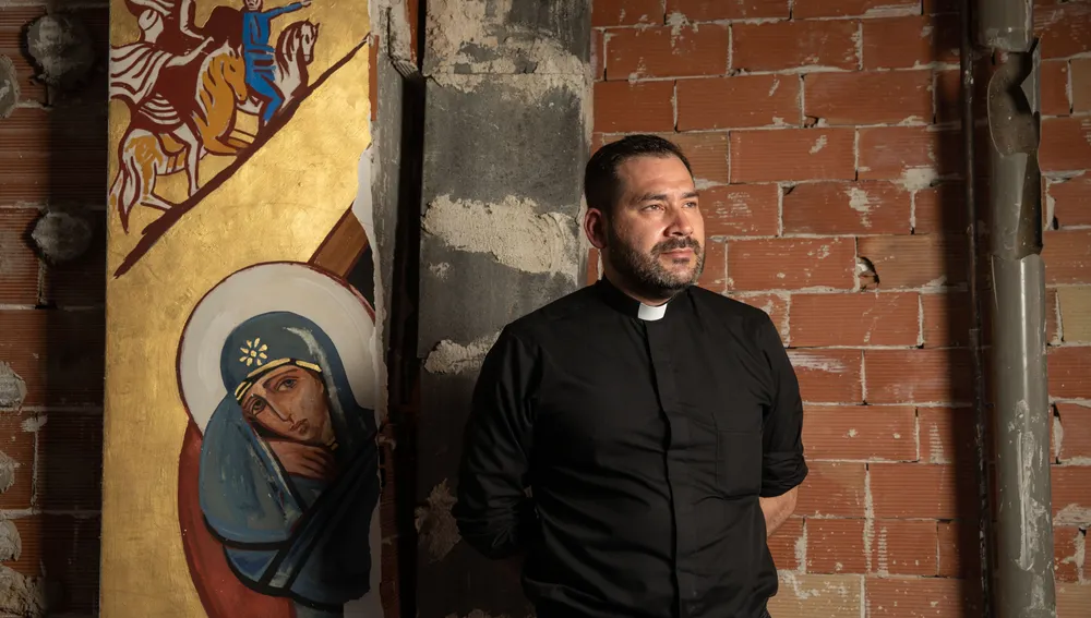 Alejandro Aravena, en el espacio que ocupaba una capilla antes de la explosión