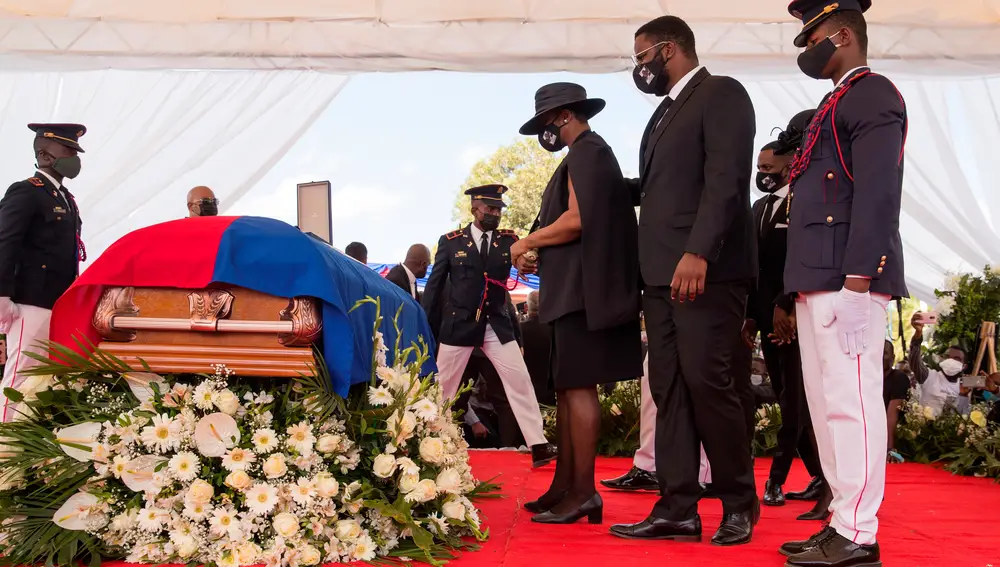 La primera dama de Haití, Martine Moise, se despidió este viernes de su esposo, el presidente Jovenel Moise, en su entierro en Cap-Haitien, Haití. EFE