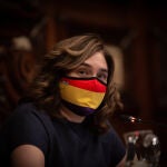 La alcaldesa de Barcelona, Ada Colau, con una mascarilla de la bandera republicana