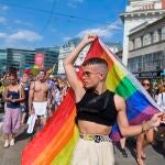 Un manifestante en la marcha en Budapest contra ley del gobierno húngaro