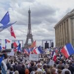Miles de personas en el Trocadero, en París, contra el certificado sanitario