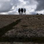 Al fondo, un grupo de visitantes en la explanada situada frente a la Basílica del Valle de los Caídos