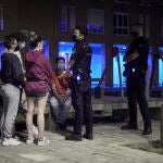 Agentes de la Policía Nacional patrullan por la ciudad de Pamplona, advirtiendo de la entrada en vigor del toque de queda en Navarra, a 24 de julio de 2021, en Pamplona, Navarra (España).