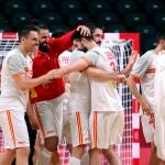 Los jugadores españoles celebran el triunfo ante Alemania