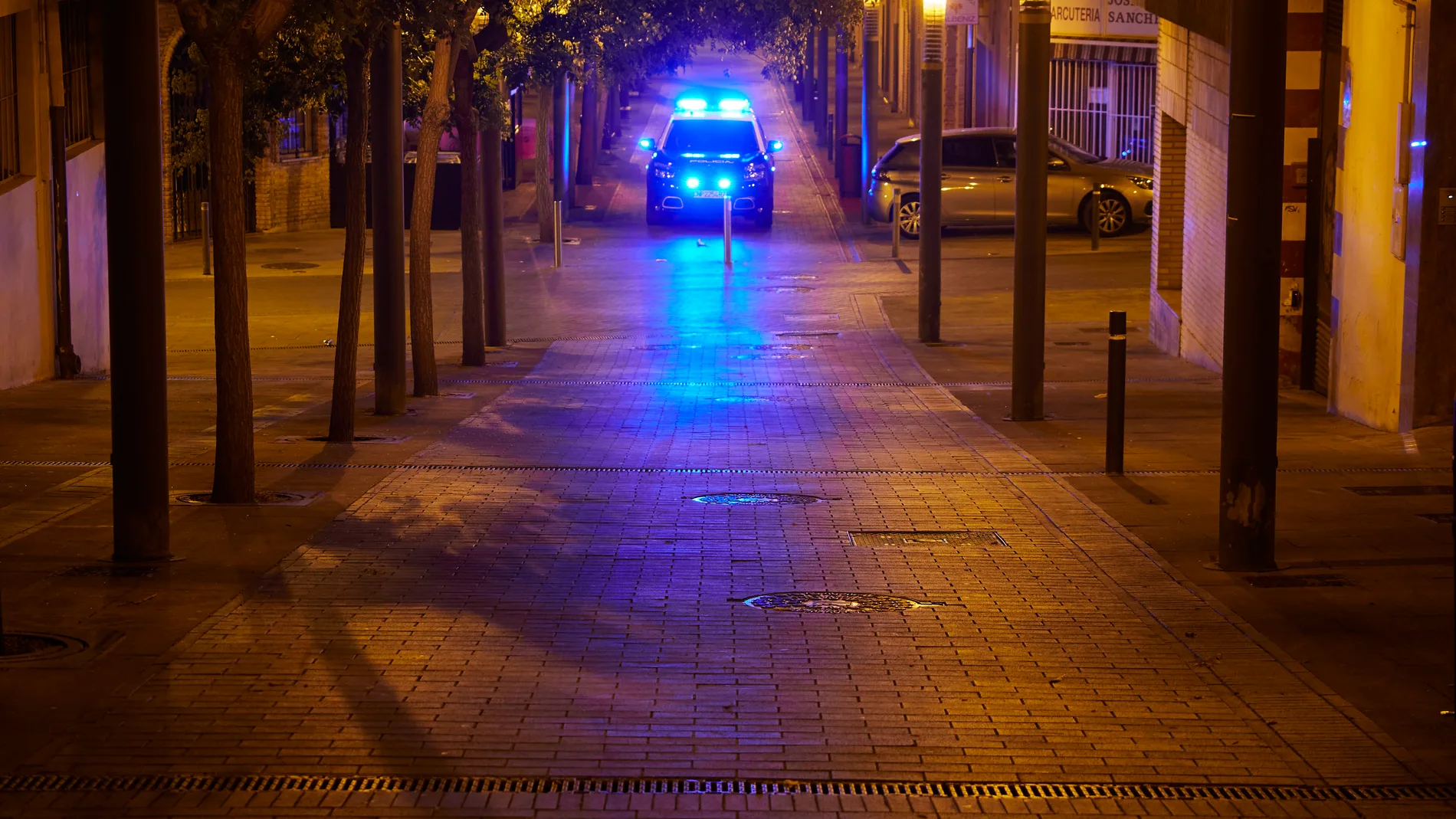 Un coche de la Policía Nacional patrullando por la noche
