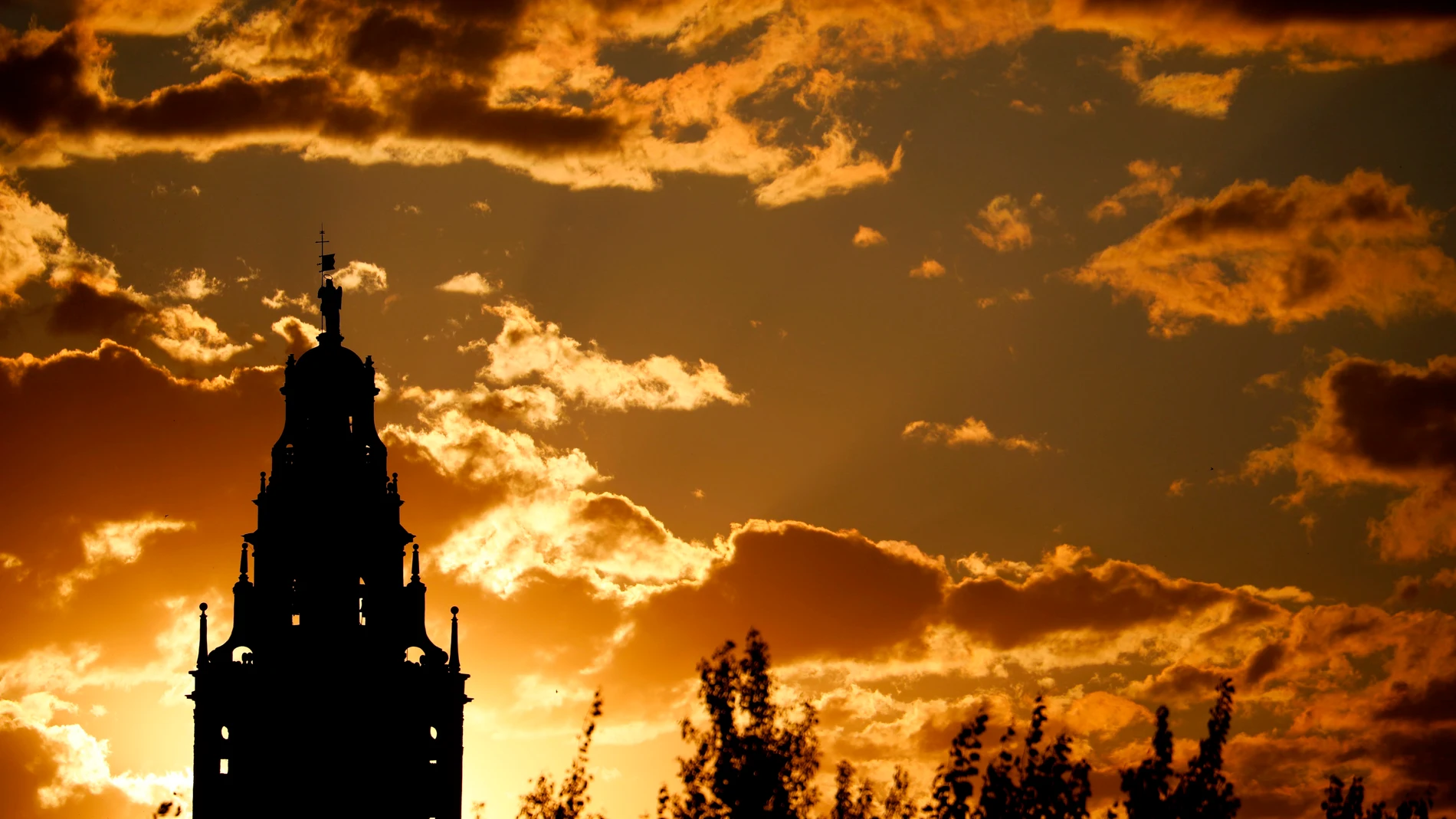 CÓRDOBA. Un atardecer con cielos nubosos sobre la Mezquita - Catedral de Córdoba. EFE/Salas