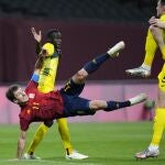 Oyarzabal intenta un remate durante el partido