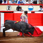 Ureña, en un muletazo en el segundo toro hoy en Santander