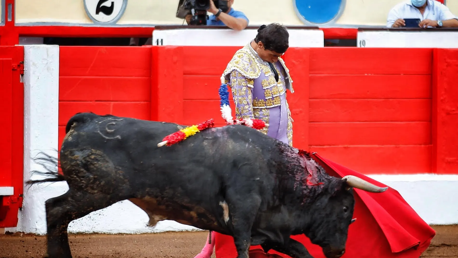 Ureña, en un muletazo en el segundo toro hoy en Santander