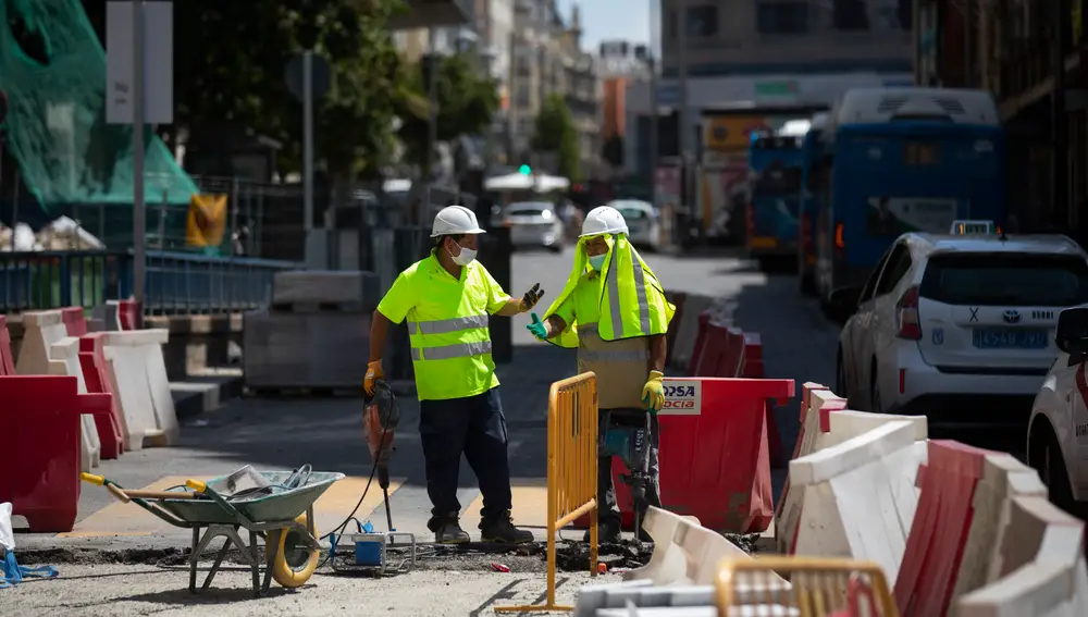 Imagen de trabajadores de las obras en la Plaza de Santo Domingo protegiendose del sol y de las altas temperaturas de este mes de Julio en la capital.
