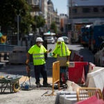 Imagen de trabajadores de las obras en la Plaza de Santo Domingo protegiendose del sol y de las altas temperaturas de este mes de Julio en la capital.