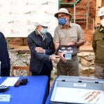 El consejero de Cultura y Turismo de la Junta de Castilla y León, Javier Ortega, y los codirectores del Proyecto Atapuerca, Juan Luis Arsuaga, José María Bermúdez de Castro y Eudald Carbonell, presentan los resultados de la campaña de excavaciones de 2021 en los yacimientos de Atapuerca