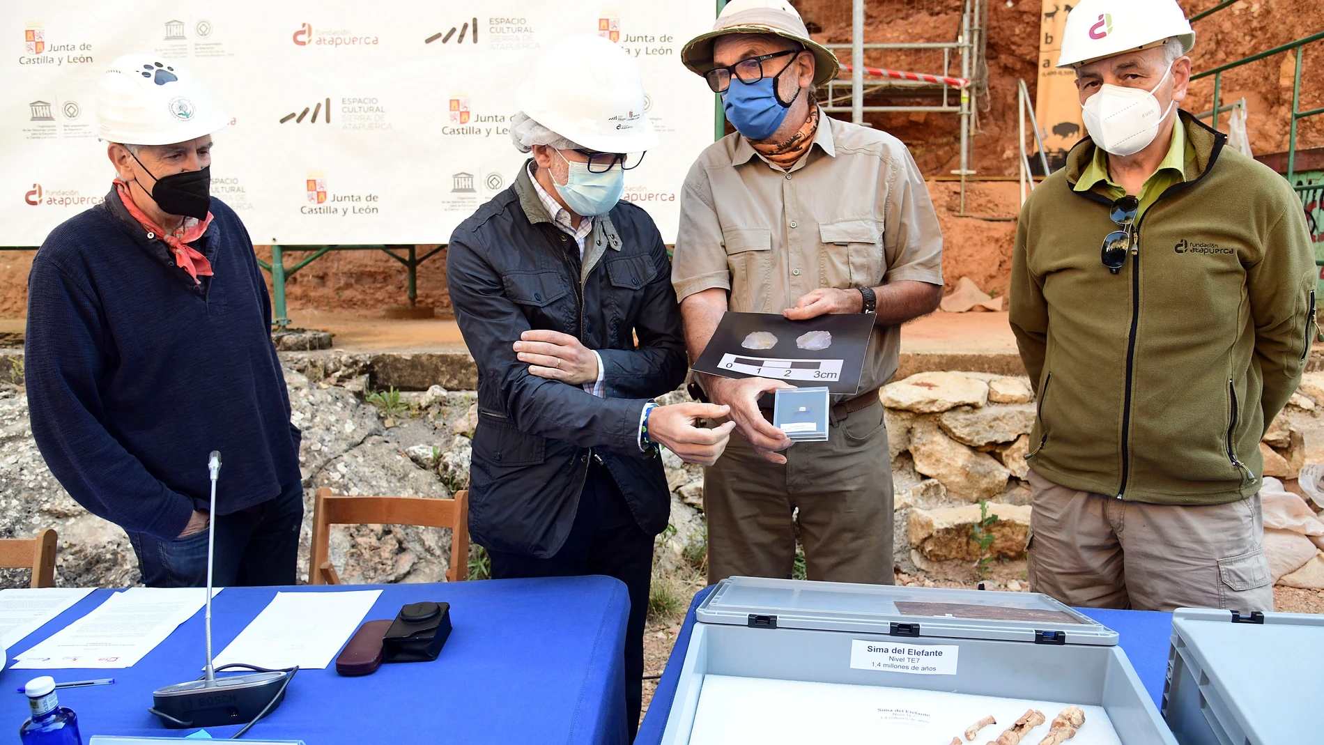 El consejero de Cultura y Turismo de la Junta de Castilla y León, Javier Ortega, y los codirectores del Proyecto Atapuerca, Juan Luis Arsuaga, José María Bermúdez de Castro y Eudald Carbonell, presentan los resultados de la campaña de excavaciones de 2021 en los yacimientos de Atapuerca