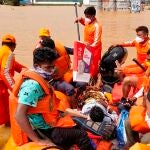 Un equipo de salvamento en el distrito de Kolhapur en la provincia de Maharashtra, en India