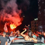 Partidarios del presidente de Túnez Kais Said en las calles de Túnez tras disolver el parlamentio