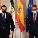 El presidente de la Junta, Juanma Moreno, y el portavoz del grupo parlamentario de Vox, Manuel Gavira. María José López / Europa Press