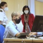 La ministra de Defensa, Margarita Robles, observa a un rastreador militar en la Base de Torrejón