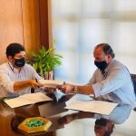 Firma del acuerdo entre presidente de la Fundación, José Luis García-Palacios Álvarez, y el director del evento, Alberto de Paz