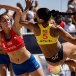 La noruega Julie Aspelund Berg (9) ante la española Patricia Conejero Galán, en el Europeo de Balonmano Playa de este mismo verano