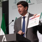 El vicepresidente de la Junta y consejero de Turismo, Regeneración, Justicia y Administración Local, Juan Marín, muestra un gráfico