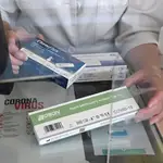 Una farmacéutica muestra pruebas de autodiagnóstico de la covid-19