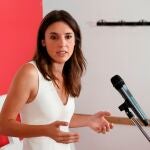 SAN LORENZO DE EL ESCORIAL (MADRID), 28/07/2021.- La ministra de Igualdad, Irene Montero, atiende a los medios de comunicación antes de inaugurar este miércoles el curso de verano de la Universidad Complutense sobre "Valores democráticos, igualdad y universidad", en San Lorenzo de El Escorial (Madrid). EFE/Chema Moya