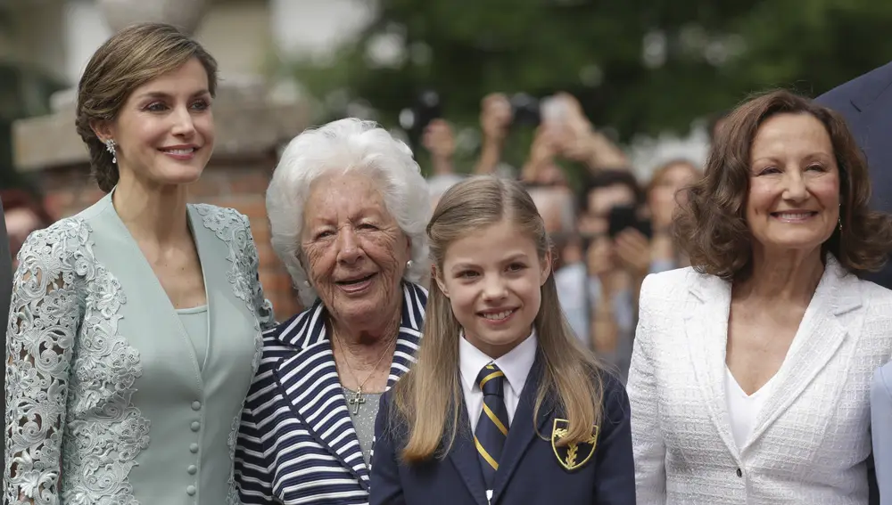 La Reina Letizia, Sofía de Borbón, Menchu del Valle y Paloma Rocasolano en una imagen de archivo