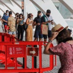 Una fila de personas espera para recibir la vacuna contra el Covid-19 en el dispositivo puesto en marcha en la Ciutat de les Arts i les Ciències de Valencia