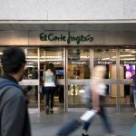 Entrada de uno de los centros comerciales de El Corte Inglés