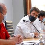 El presidente de la Diputación de Alicante, Carlos Mazón, entre el coordinador de la Comisión Técnica de la Mesa del Agua de la Diputación Provincial, Joaquín Melgarejo (i); y el Presidente de ASAJA-Alicante, José Vicente Andreu