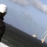 Vista de un operario de Ingeteam y una plataforma eólica marina
