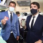 El consejero de Fomento y Medio Ambiente, Juan Carlos Suárez-Quiñones y el de la Presidencia, Ángel Ibáñez, presentan el bono rural de transporte a la demanda gratuito de viajeros.