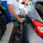 Un hombre reposta en una gasolinera de Madrid