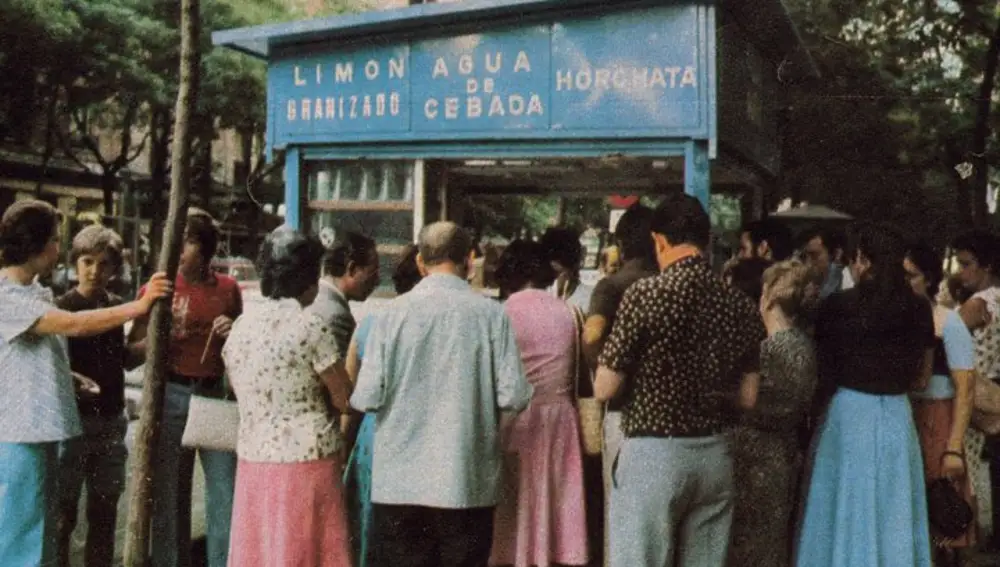 Clientes arremolinados en el aguaducho de la calle de Narváez allá por 1975.