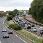 Tráfico intenso en la A-62 y retenciones de más de 10 km, a la altura de la urbanización Panorama, en Valladolid, por un accidente