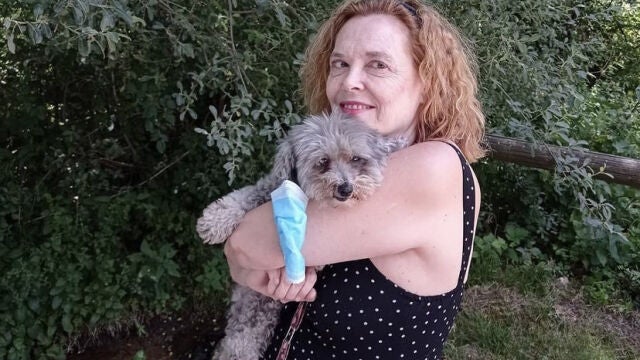 Paloma Pedrero con su perra Happy