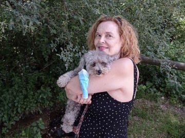 Paloma Pedrero con su perra Happy