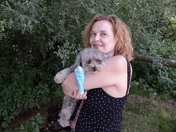 Paloma Pedrero con su perra Happy Paloma Pedrero con su perra Happy