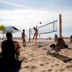 A lo largo de toda la playa hay instalaciones para practicar infinidad de deportes, como el volley ball