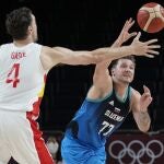 Pau Gasol y Luka Doncic, en el España-Eslovenia de la primera fase en Tokio 2020.