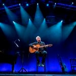El cantautor asturiano Víctor Manuel durante el concierto que ha ofrecido hoy sábado en el Festival Internacional del Cante de las Minas que se celebra en la localidad murciana de La Unión.